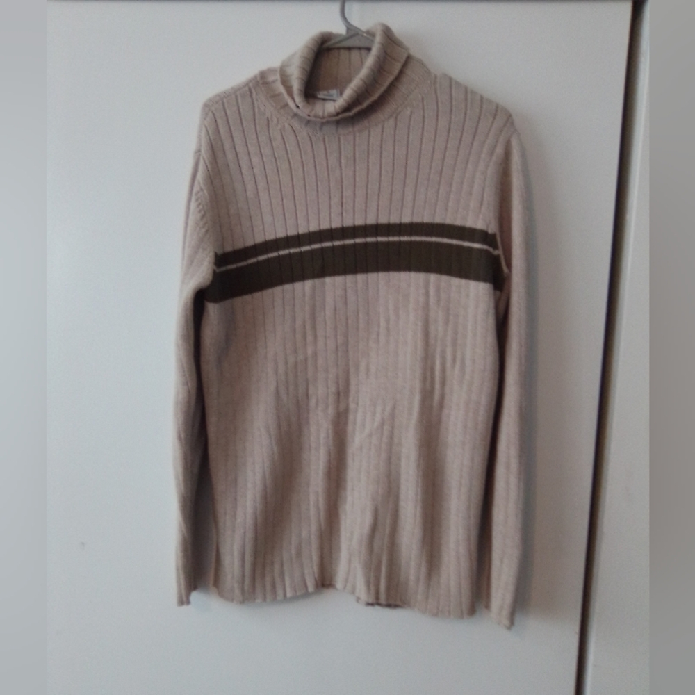 Old Navy Men's Turtleneck Sweater in Cream and Dark Green